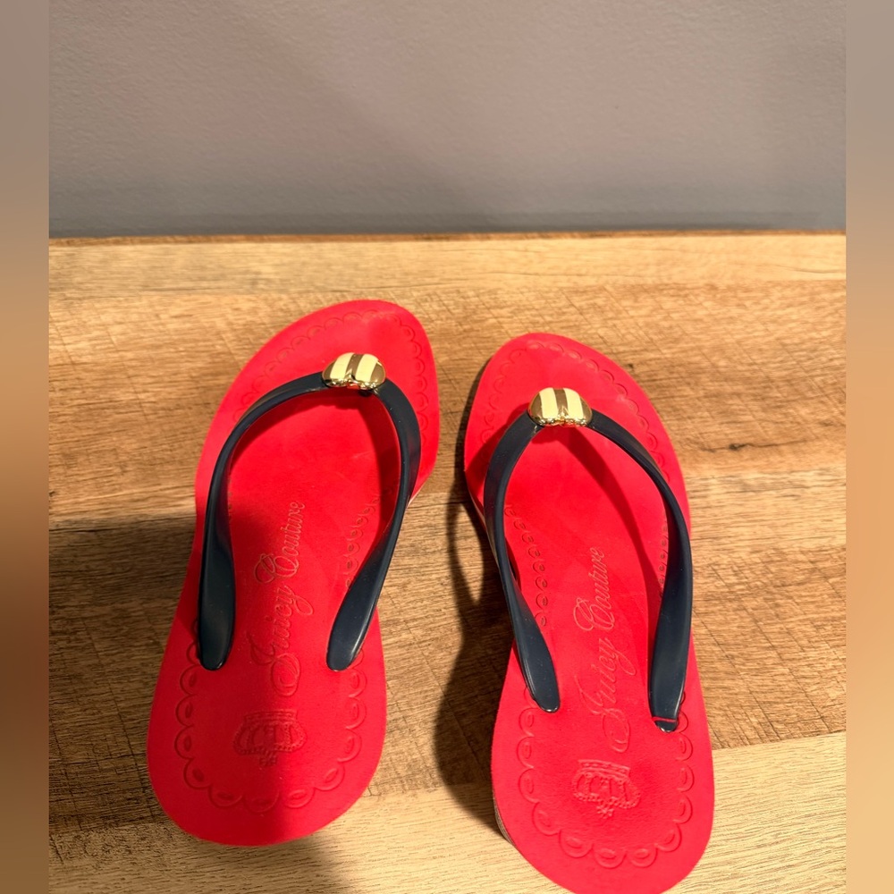 Juicy Couture Red and Navy Beach Sandals with Gold Detail - Picture 4 of 6